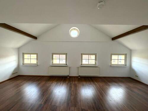 Wohnzimmer - Traumhafte 3-Raum-Dachgeschosswohnung in ruhiger Bestlage - eine ganze Etage für Sie allein!