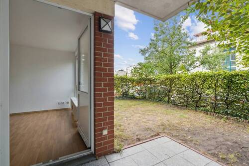 Terrasse mit kleinem Gartenbereich - 