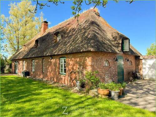 Ansicht Reetgebäude mit Innenhof - Ihr Ruhepol unter Reet** - 599.000,00&nbsp;EUR Kaufpreis, ca.&nbsp; 157,00&nbsp;m&sup2;&nbsp;Wohnfl&auml;che