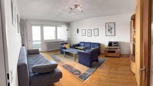 Wohnzimmer von Türe aus - 3 Zimmer Etagenwohnung zum Kaufen in Litzelstetten