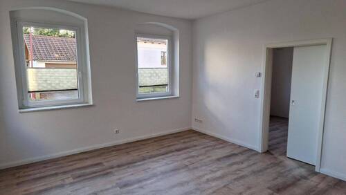 Wohnzimmer EG rechts FB-Heizung, Kamin - 