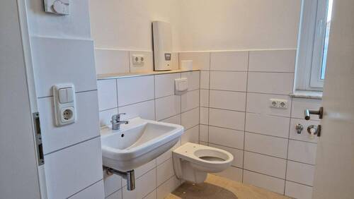 EG rechts mod. Bad m. Fenster - 