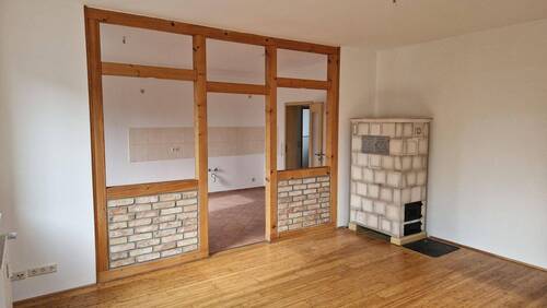 Wohnung OG rechts WZ mit Kaminofen - 