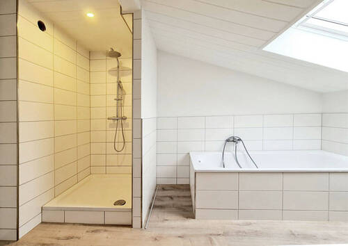 Wohnung DG rechts Bad Wanne Dusche - 