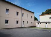 Hofansicht mit Stellplätzen - 1 Zimmer Mehrfamilienhaus, Wohnhaus in Altefähr