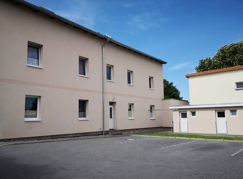 Hofansicht mit Stellplätzen - 1 Zimmer Mehrfamilienhaus, Wohnhaus in Altefähr