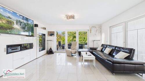 Wohnbereich mit 2 Ausgängen zum großen Balkon - 