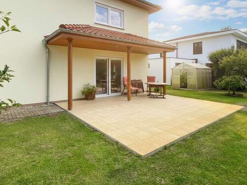 Titelbild - 7-Zimmer-Haus mit Terrasse, Garage & Garten in naturnaher Villenlage