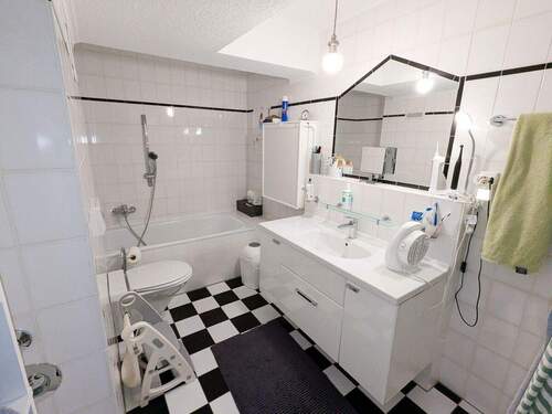 Badezimmer im Obergeschoss - Etagenwohnung mit 124,50 m&sup2; in Grevenbroich zum Kaufen