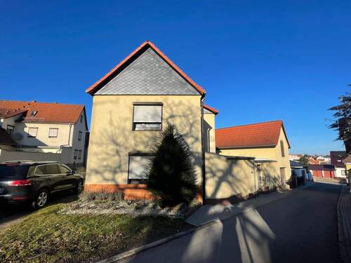 Giebelansicht von der Straße - 5 Zimmer Einfamilienhaus zum Kaufen in Salzatal