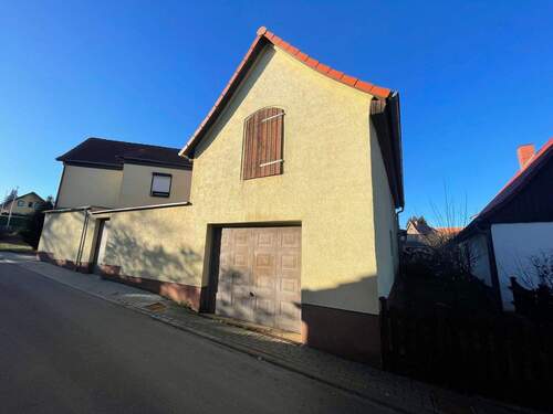 Ansicht mit Scheune - 5 Zimmer Einfamilienhaus in Salzatal