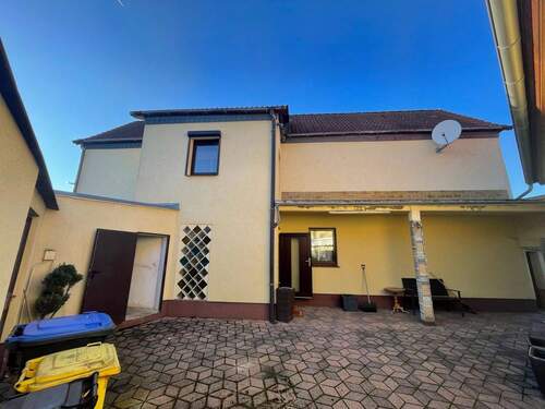 Hofansicht Wohnhaus - Einfamilienhaus mit 135,00 m&sup2; in Salzatal zum Kaufen