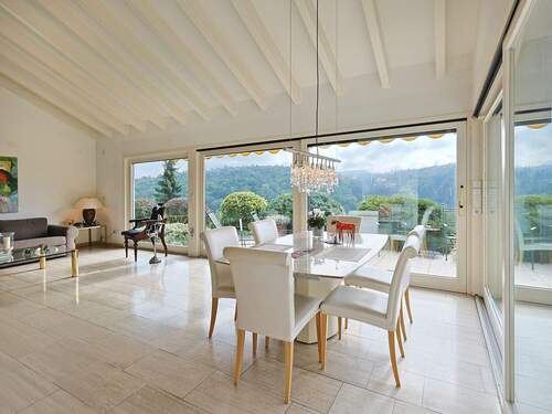 Lichtdurchfluteter Essbereich mit Zugang und Blick nach draußen - 5 Zimmer Einfamilienhaus zum Kaufen in Aichtal