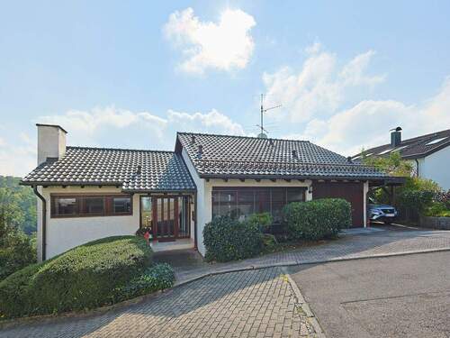 Hausansicht von vorne mit Garage und Carport - 