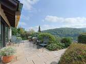 Liebevoll gestaltete Terrasse mit hohem Maß an Privatsphäre - 