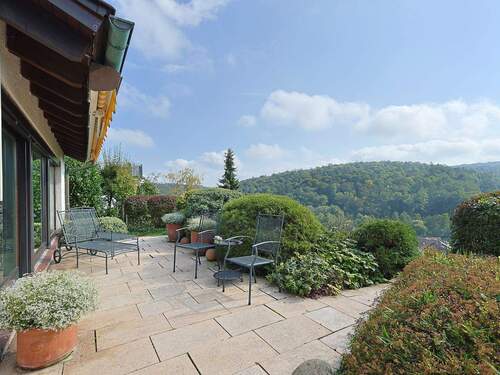 Liebevoll gestaltete Terrasse mit hohem Maß an Privatsphäre - 