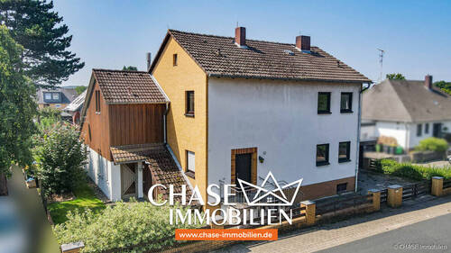 Luftansicht - seitlich links - Sanierungsbedürftiges Zweifamilienhaus in bester Lage Hagenburgs mit Garage und Garten - Erbbau!
