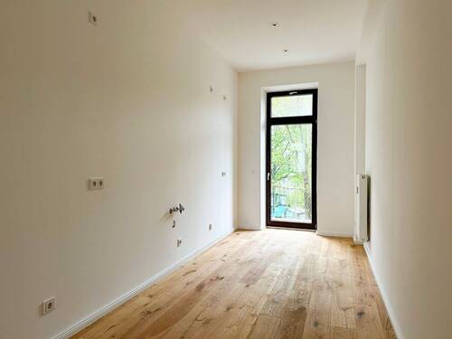 Helle Küche mit Balkonzugang - 3 Zimmer Etagenwohnung in Leipzig