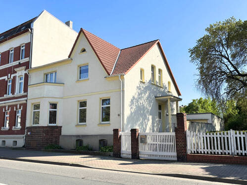 Objektansicht seitlich - 6 Zimmer Mehrfamilienhaus, Wohnhaus zum Kaufen in Staßfurt