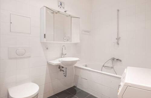 Bad mit Wanne und Dusche - 