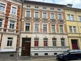 Vordere Fassade - Architekturjuwel mit Geschichte: Klinkerfassade, Balkone & hochwertige Details