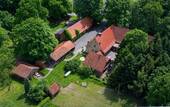 Luftaufnahme - Sehr gepflegtes ländliches Anwesen mit 5 Wohneinheiten und weiterer Ausbaureserve