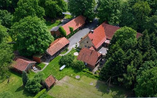 Luftaufnahme - Sehr gepflegtes ländliches Anwesen mit 5 Wohneinheiten und weiterer Ausbaureserve