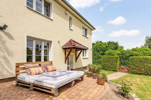 Terrasse vor dem Haus - 8 Zimmer Einfamilienhaus zum Kaufen in Berlin