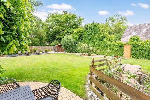 Garten mit Dusche und Schuppen - 