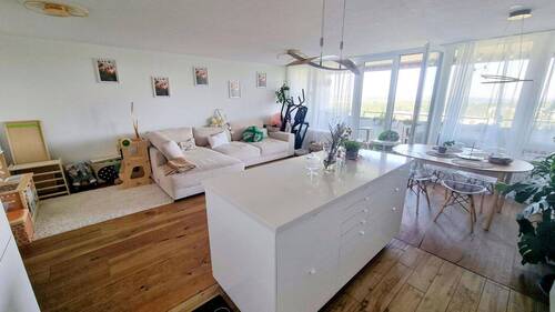 Wohnzimmer und Kücheninsel - 