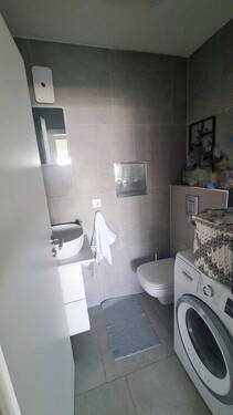 WC und Waschmaschine - 