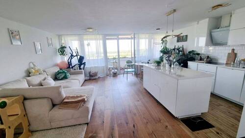 Wohnzimmer mit offener Küche - Hochwertig kernsanierte 4 Zimmer Wohnung mit Penthouse Feeling, provisionsfrei