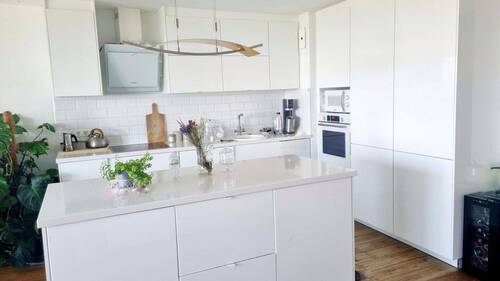Moderne Küche mit Insel - 4 Zimmer Etagenwohnung zum Kaufen in Sindelfingen