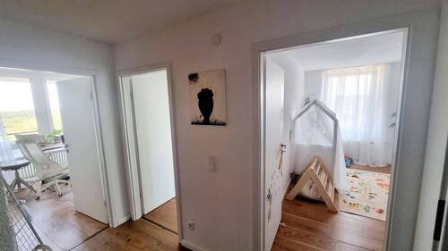 Flur mit Blick auf 3 Zimmer - 