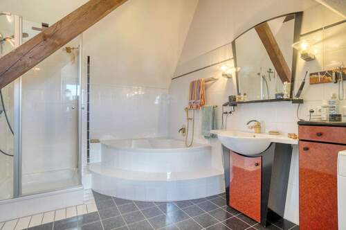 Tageslichtbad mit Badewanne und Dusche - 