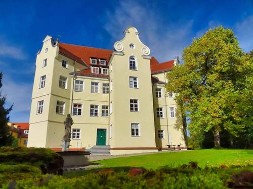Herrenhaus mit Park und Brunnen - Exklusive Schloßwohnung mit atemberaubendem Panorama