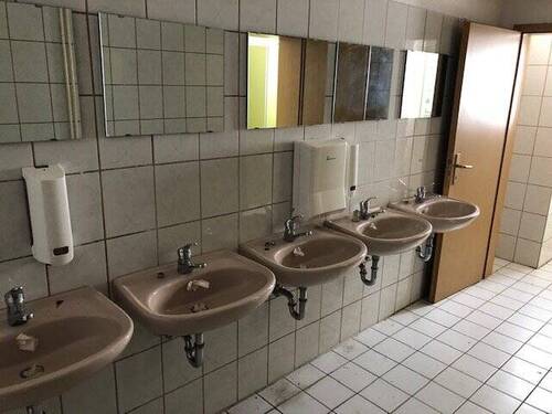 Toiletten mit Waschbecken - 