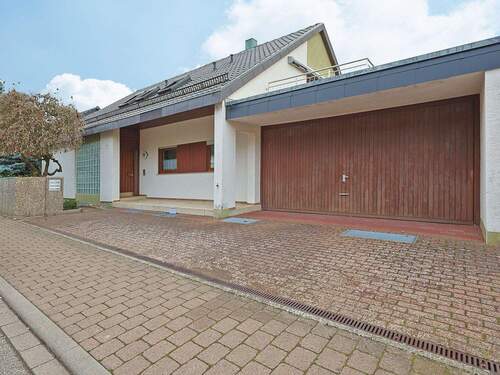 Hausansicht von der Straßenseite - 