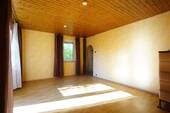 Wohnzimmer mit Laminatboden - 3 Zimmer Reihenendhaus in Reutlingen