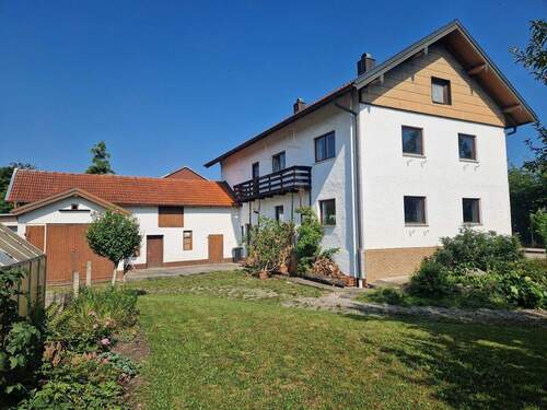 Außenansicht - Sanierungsbedürftiges Zweifamilienhaus auf schönem Eckgrundstück mit zwei Nebengebäuden