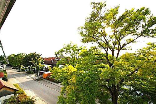 Ausblick vom Balkon - **Schickes Wohnen mit toller EBK**Moderne 3 Zi.-DG-Whg. mit Balkon + Einzelgarage Neufahrn (S1)**