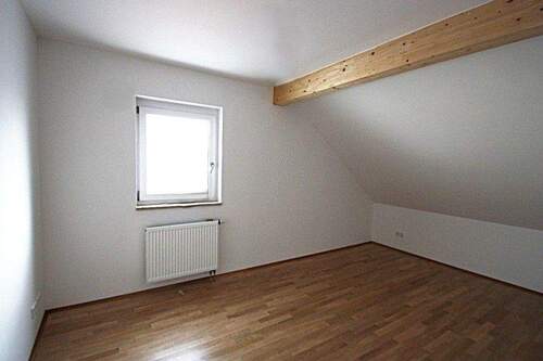 Schlafzimmer mit Sichtbalken - Etagenwohnung mit 78,00 m² in Neufahrn bei Freising zur Miete