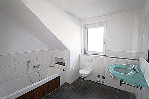 Modernes Badezimmer + Wanne - 