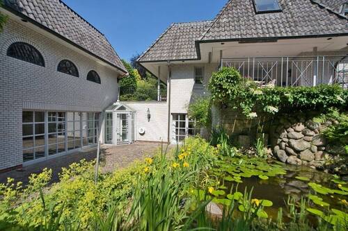 Rückansicht mit Teichanlage - 