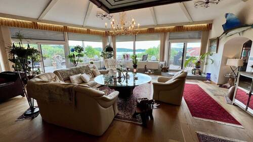 Exklusives Wohnzimmer mit fantastischem Seeblick - Letzte Einheit: Unikat in der Ostseeregion: Herrliche großzügige Wohnung mit einmaligem Seeblick. Große Terrasse, Schwimmbad, Sauna und Badesteg.