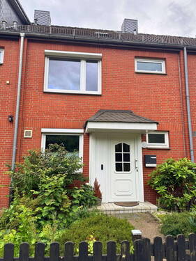 Hausansicht - Modernisiertes Reihenhaus mit Fußbodenheizung und Smart Home in Bremen-Kattenesch
