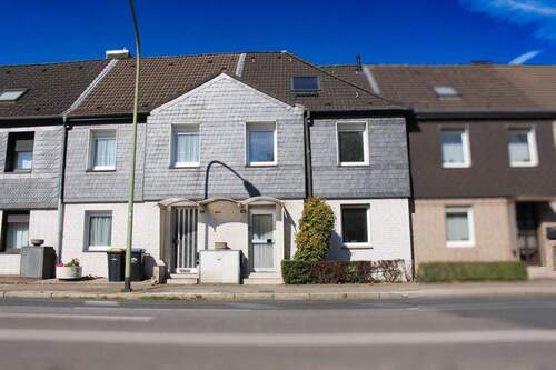 Frontansicht Hausfassade - *Kernsaniert & Provisionsfrei* Wunderschönes 4-Zimmer Haus mit zwei Gärten und Terrasse