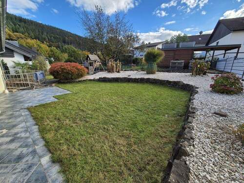 Garten im Herbst - Einfamilienhaus mit 260,00 m² in Hirschhorn zum Kaufen