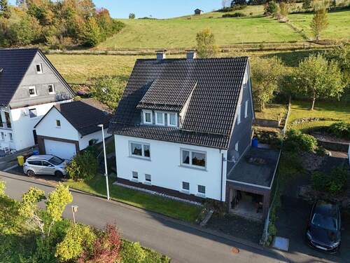 Wohnhaus mit Doppelgarage - Gepflegtes Wohnhaus mit Doppelgarage in Bad Laasphe-Feudingen