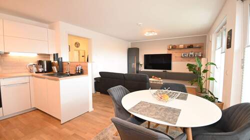 helles Wohnzimmer - Etagenwohnung mit 78,00 m² in Roth zum Kaufen